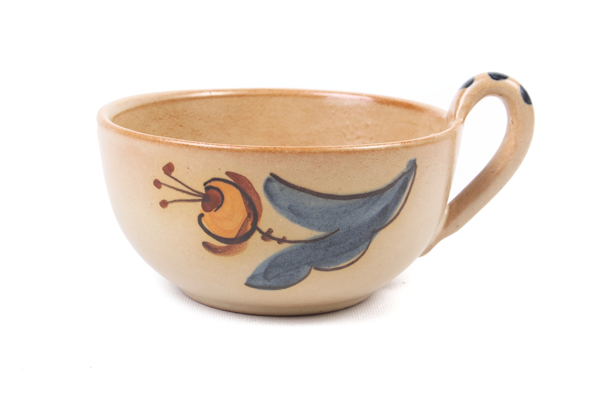 Kopp fra Graveren med dekor inspirert fra rosemaling.

