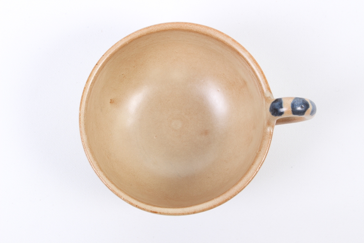 Kopp fra Graveren med dekor inspirert fra rosemaling.
