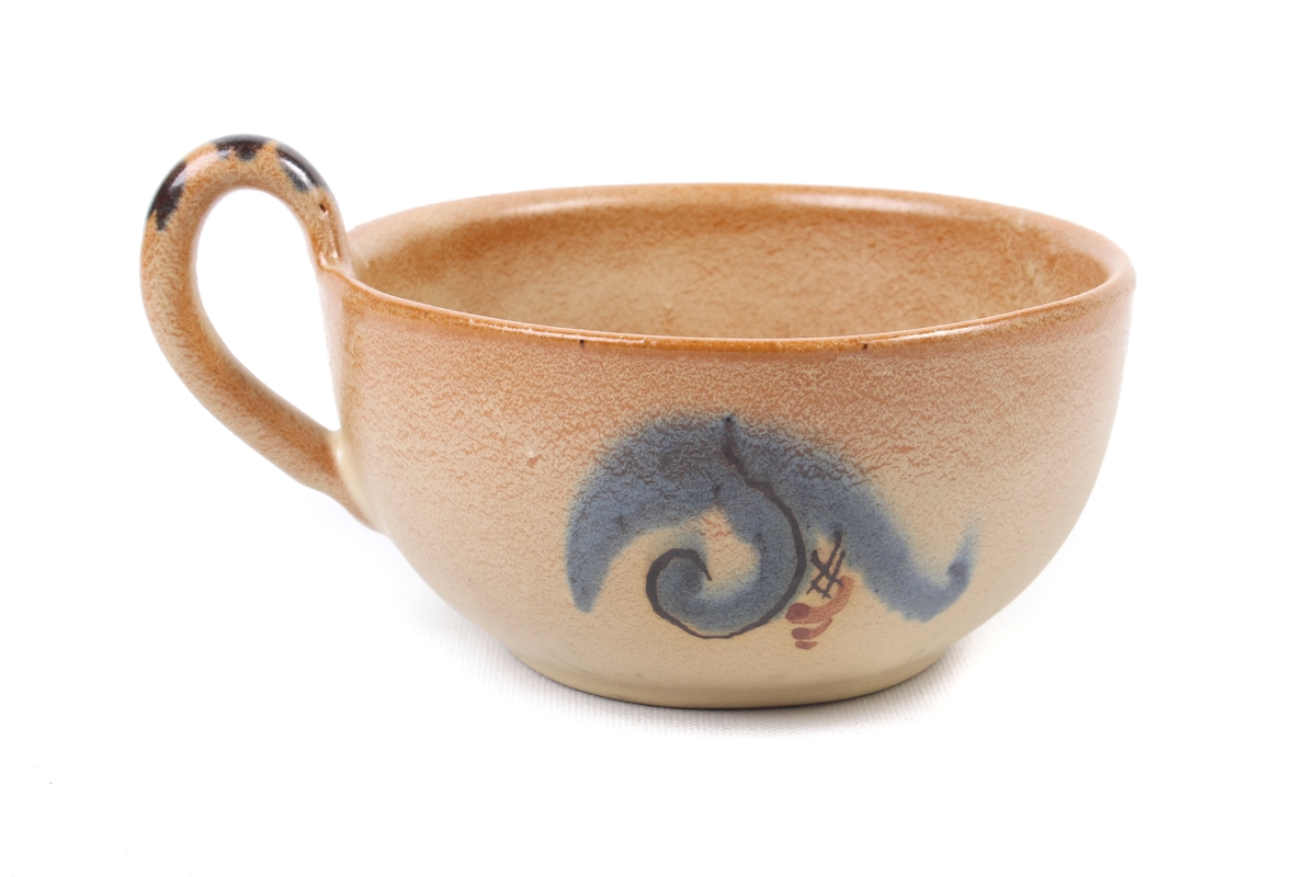 Kopp fra Graveren med dekor inspirert fra rosemaling.
