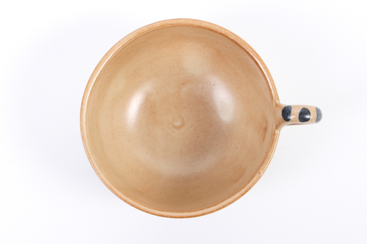 Kopp fra Graveren med dekor inspirert fra rosemaling.
