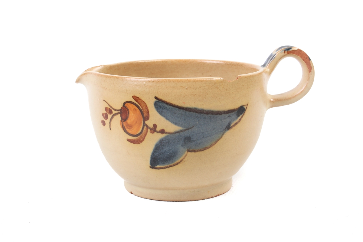 Fløtemugge fra Graveren med dekor inspirert fra rosemaling.