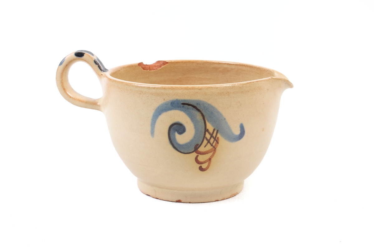 Fløtemugge fra Graveren med dekor inspirert fra rosemaling.