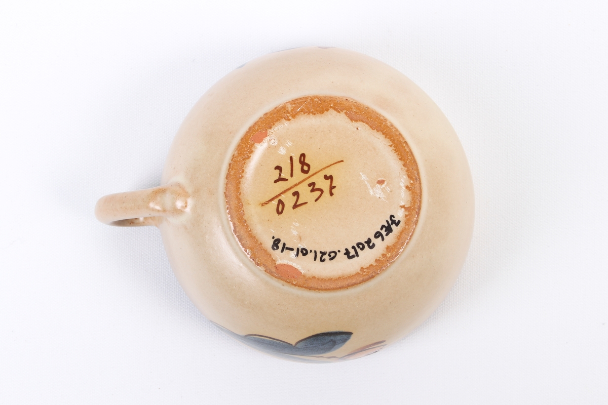 Kopp fra Graveren med dekor inspirert fra rosemaling.
