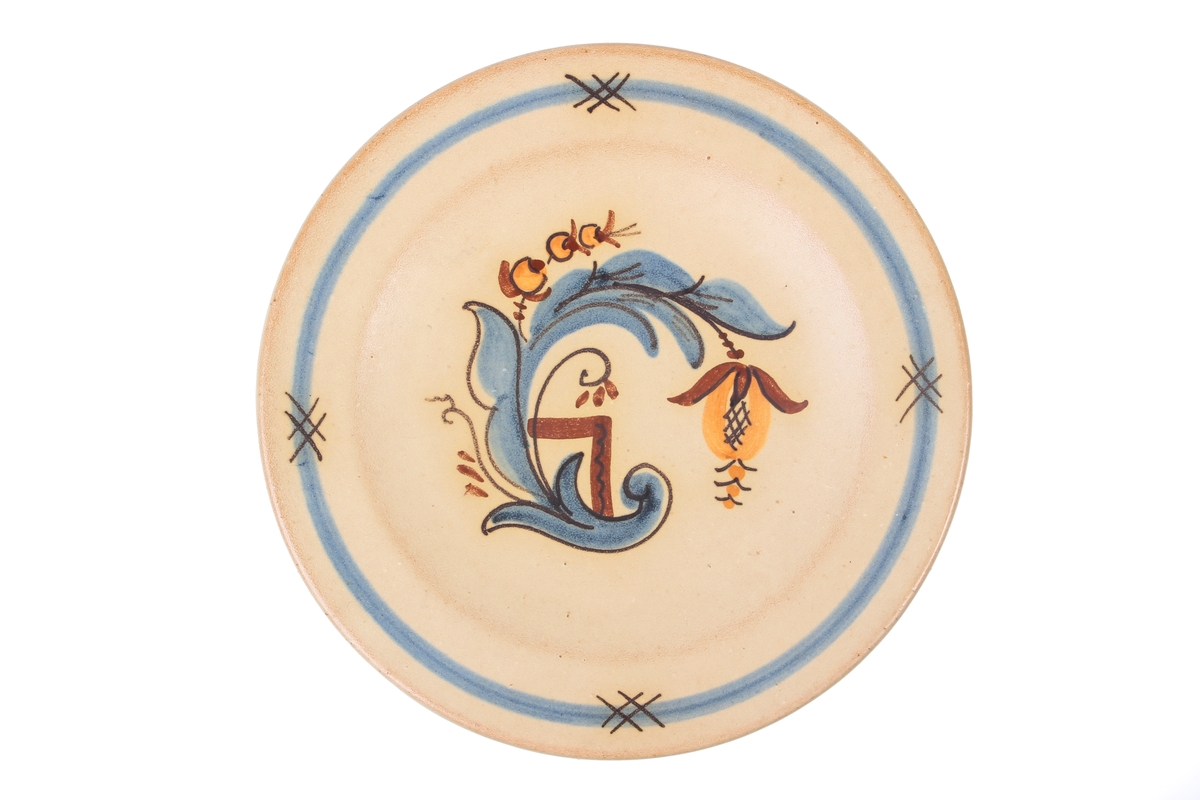 Tallerken fra Graveren med dekor inspirert av rosemaling.
