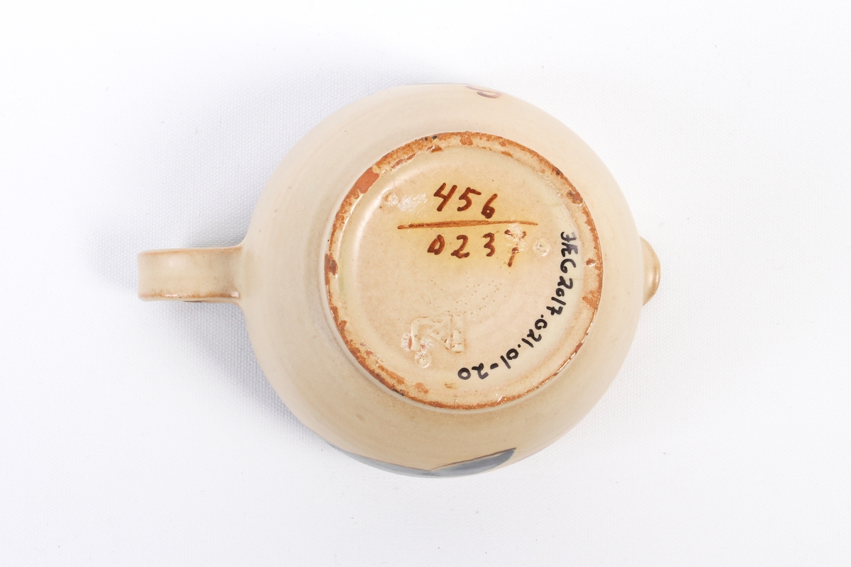 Fløtemugge fra Graveren med dekor inspirert fra rosemaling.