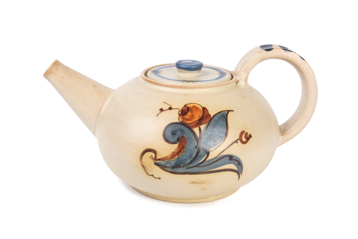 Kanne fra Graveren med dekor inspirert av rosemaling.