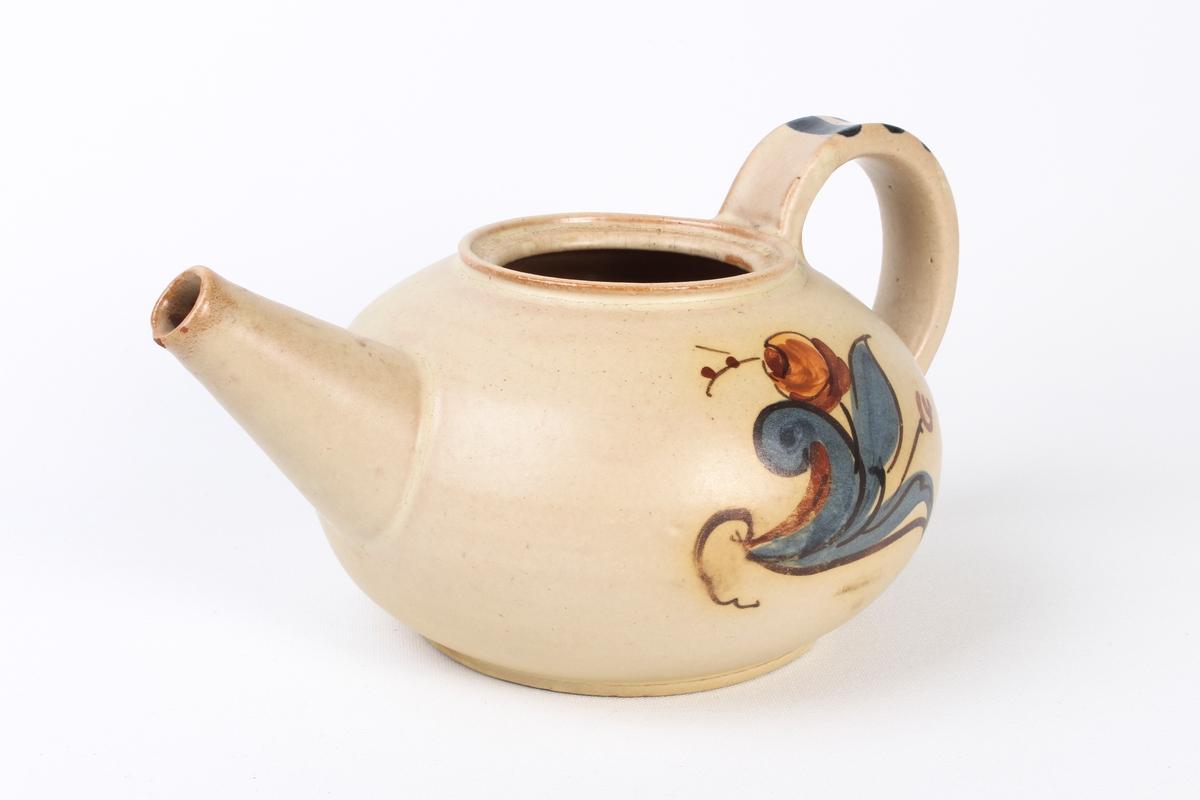 Kanne fra Graveren med dekor inspirert av rosemaling.
