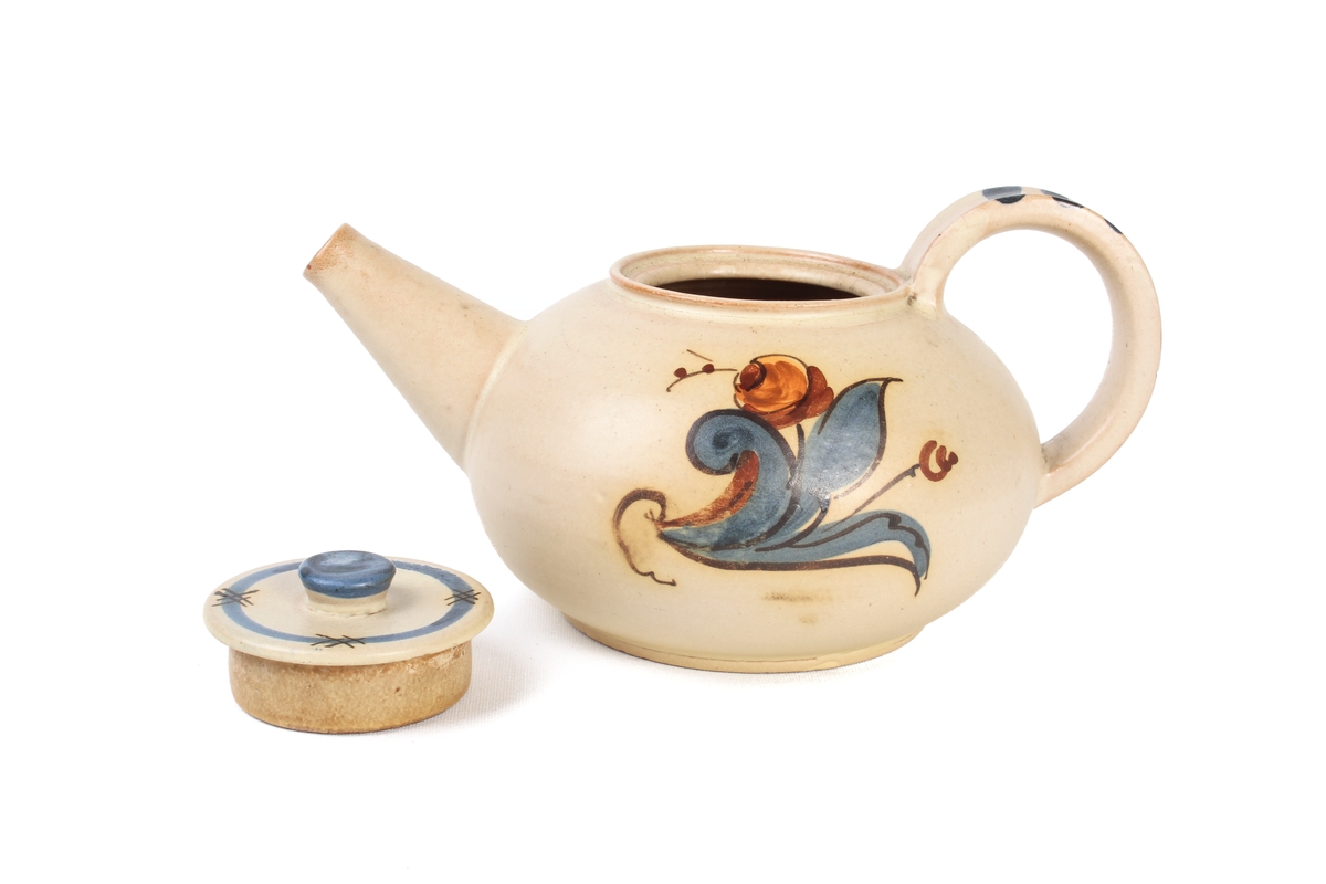 Kanne fra Graveren med dekor inspirert av rosemaling.