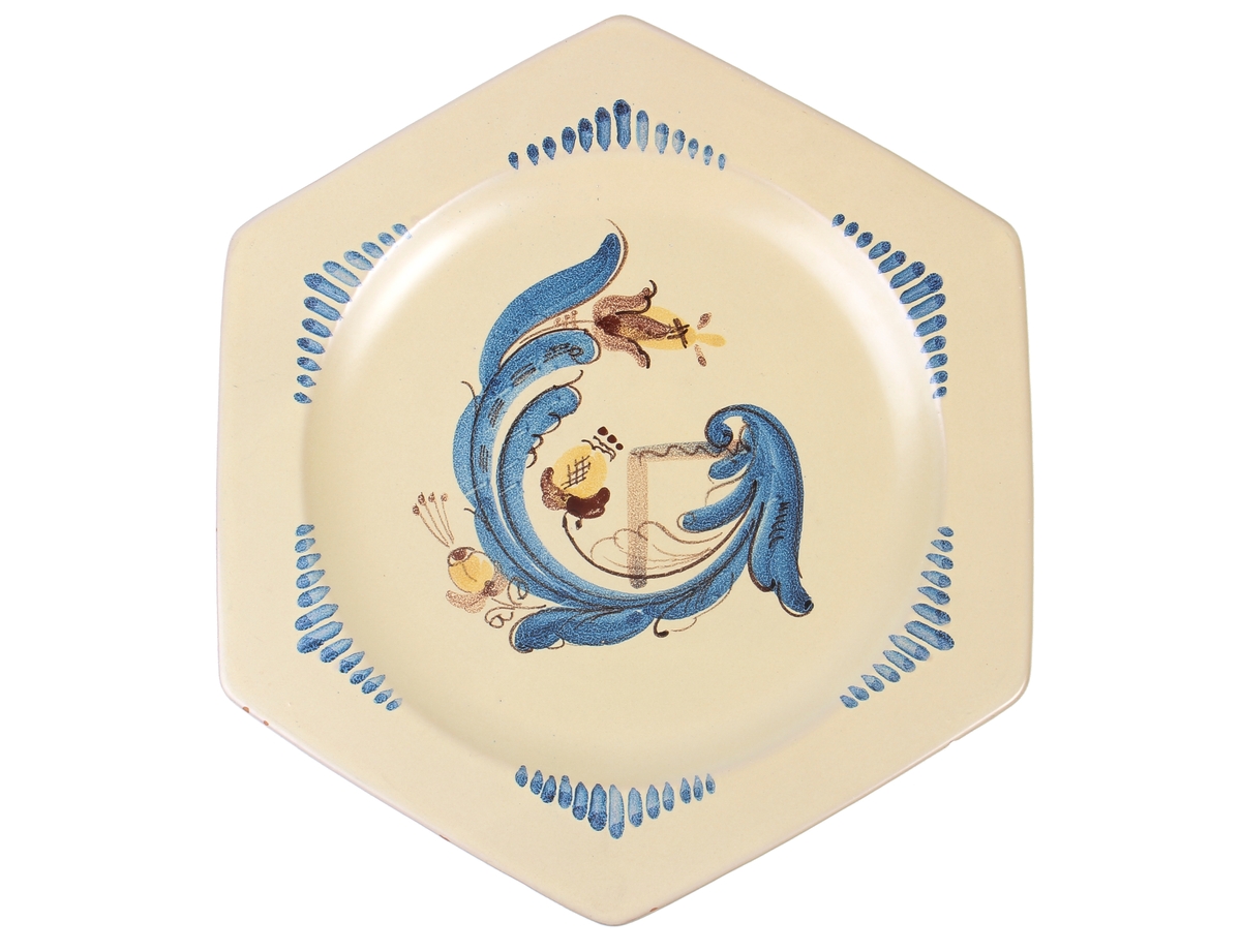 Sekskantet fat fra Graveren med dekor inspirert av rosemaling.