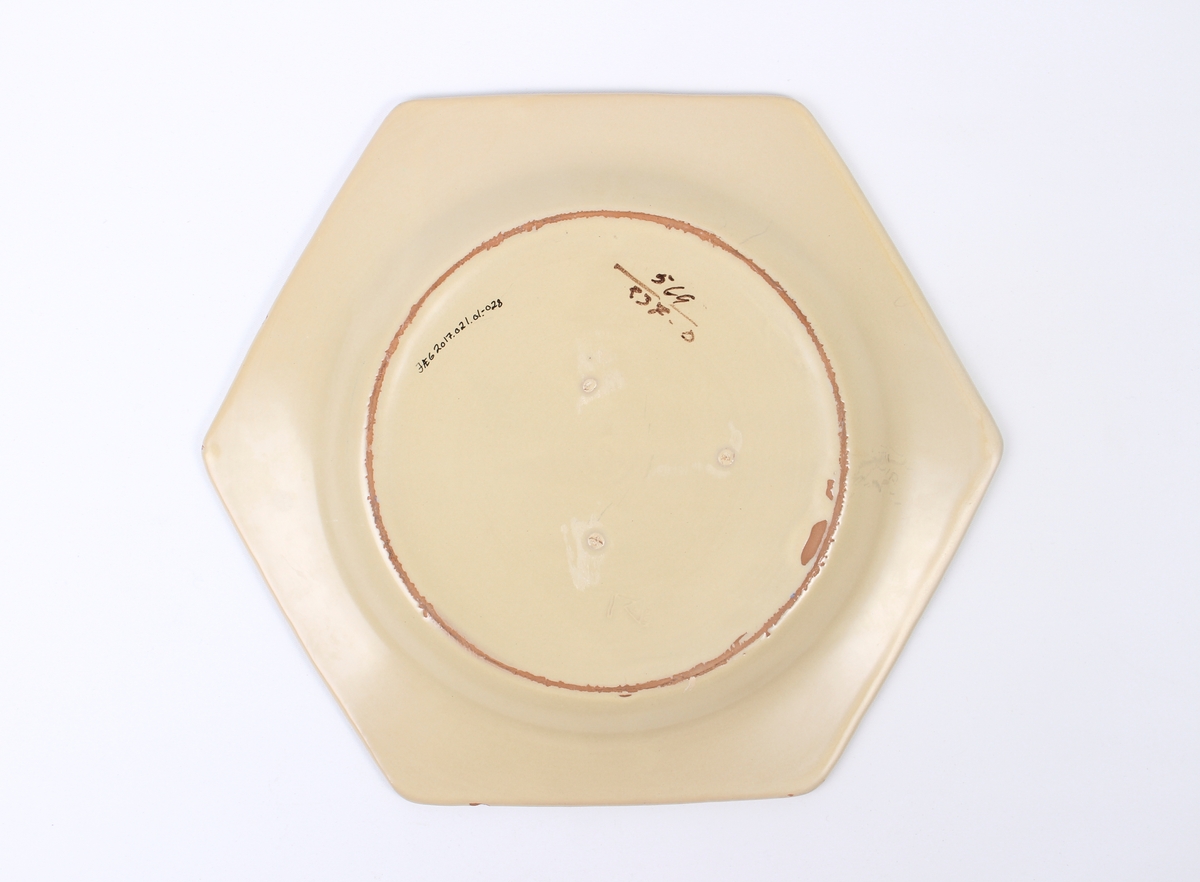 Sekskantet fat fra Graveren med dekor inspirert av rosemaling.