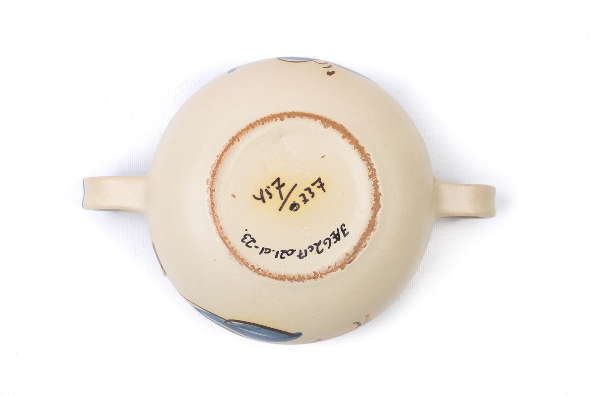 Sukkerskål med to hanker fra Graveren med dekor inspirert av rosemaling.