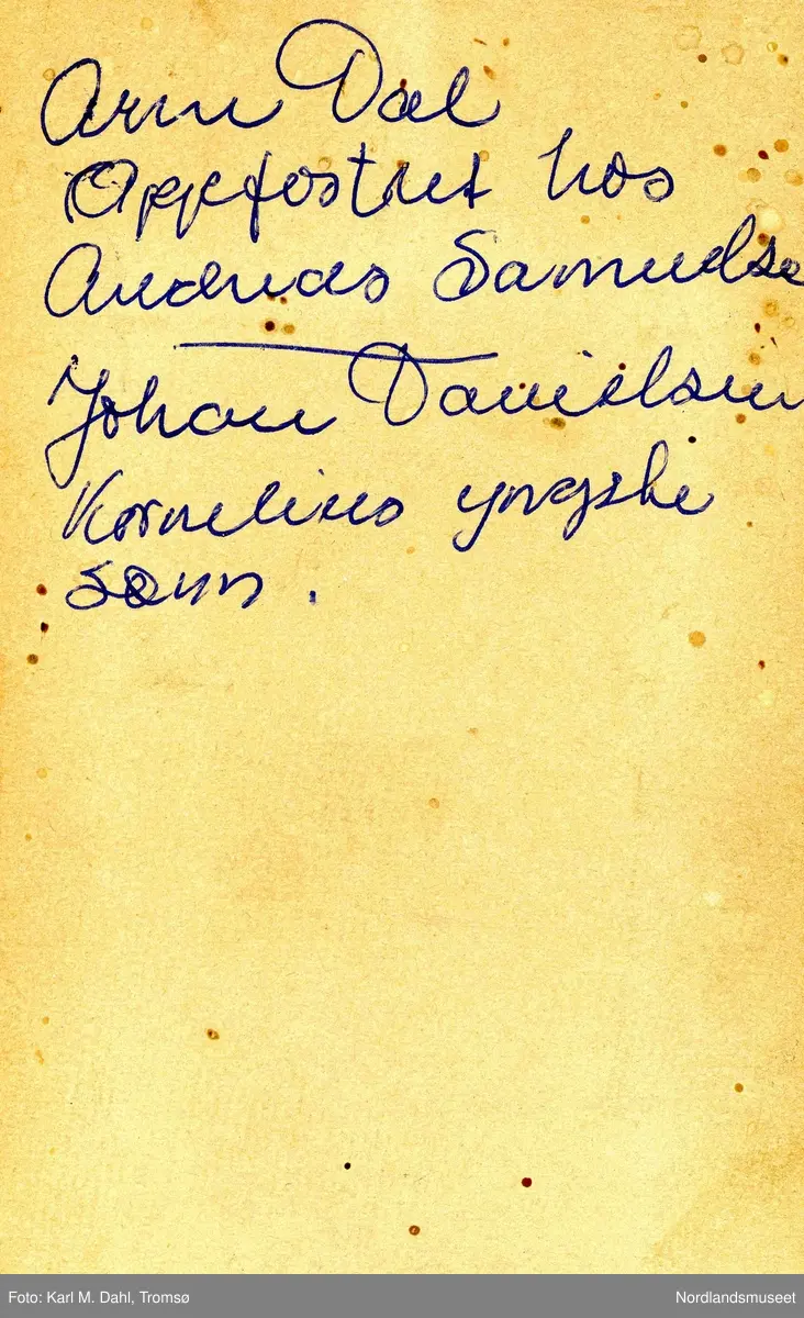 Portrett av to unge gutter. En sitter på en stol og en står ved siden. Arne Jørgenius Dahl, født i 1889 og  Johan Heyerdahl Korneliussen (1888-1904) fra Korsaksel på Engeløya.