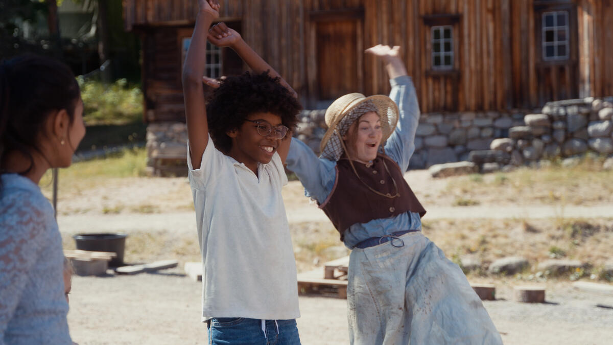 En tunvert og to barn som jubler