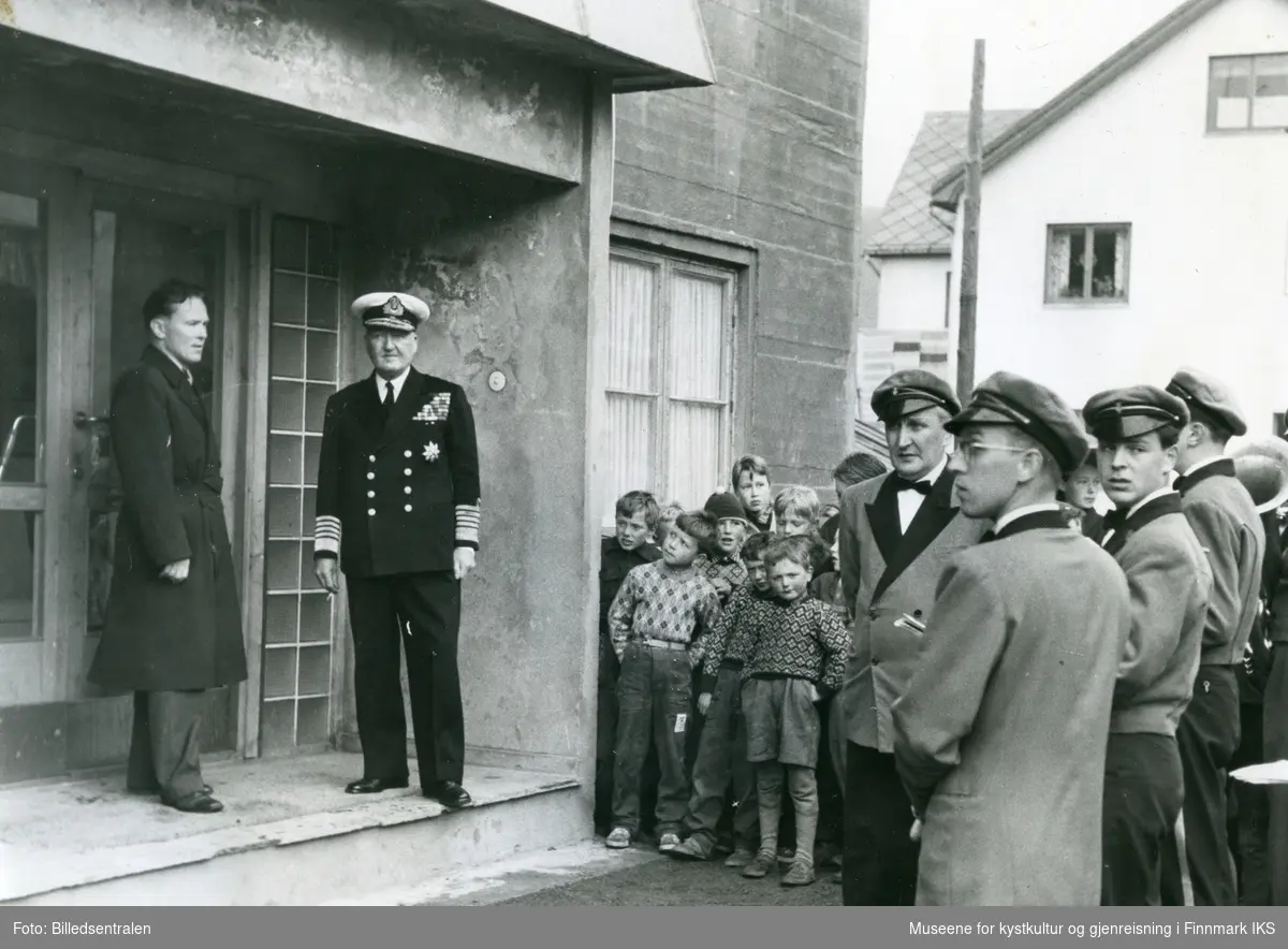 Nordkappfestivalen 1956. Lord Fraser of North Cape og Thormod Olsen i inngangspartiet til Grand Hotell. 29.06.1956.