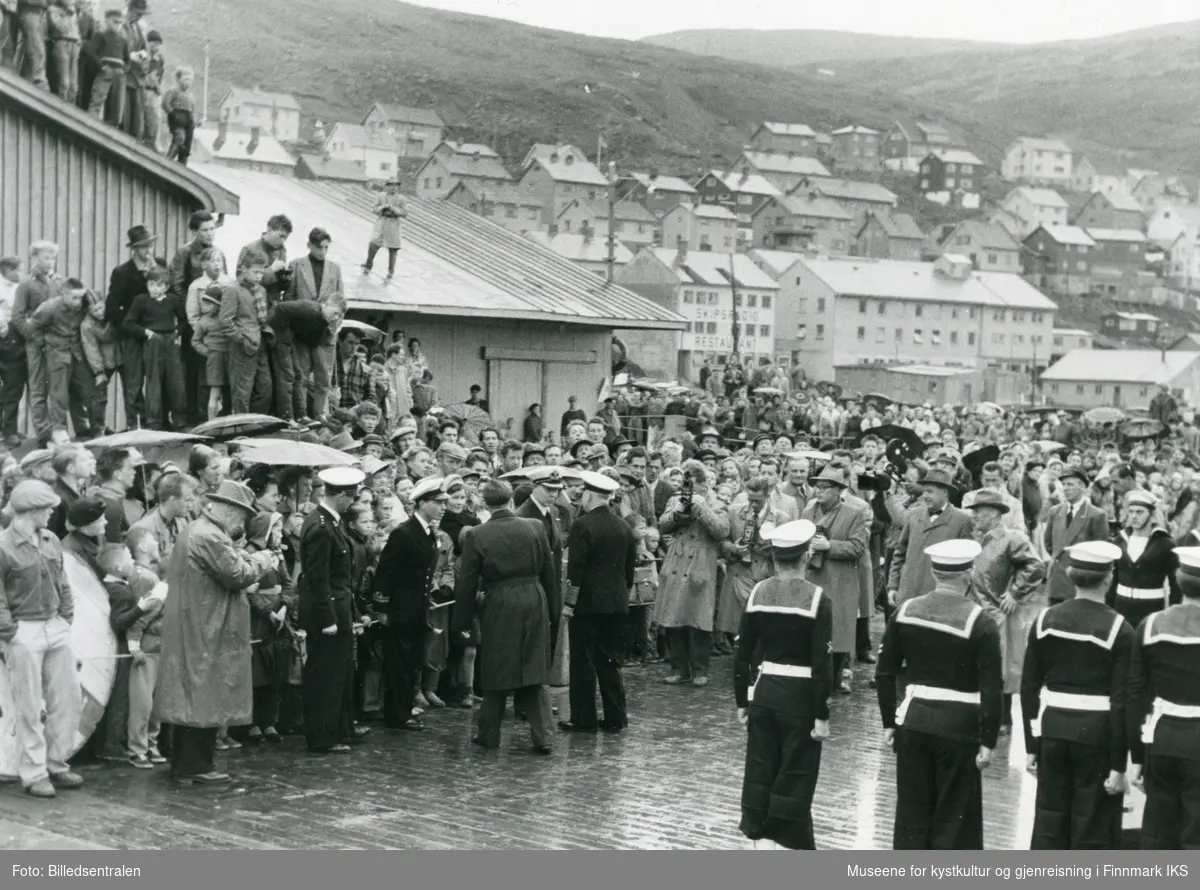 Nordkappfestivalen 1956. Lord Fraser of North Cape i samtale med havnefogd Erling Hafto. Rektor Thormod Olsen fungerte som tolk. 29.06.1956.