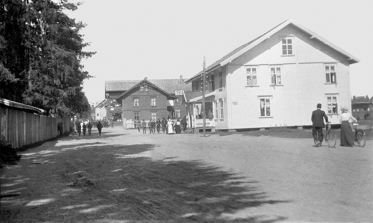 Tettsted - Trolig Jessheim eller i nærheten av Gardermoen.
En kommentator på Digitalt Museum stiller spørsmål om det kan være Østerikegate på Gardermoen, noe som vel ikke kan utelukkes.