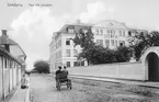 Parti av Storgatan i Linköping. Här uttryckt genom ett brevkort från 1900-talets första tid. Den stora byggnaden i blickfånget är det så kallade Lorichska huset i hörnet av Barnhemsgatan, färdigställt år 1908.