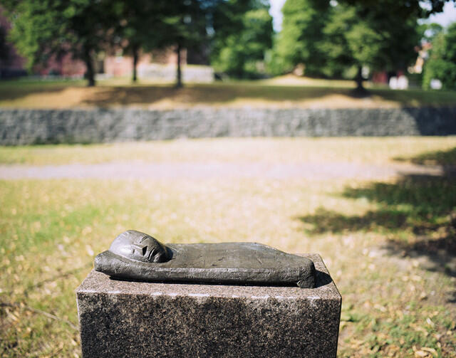 Bronsskulptur av Mats Åberg placerad i Vasaparken, nära Svartån.