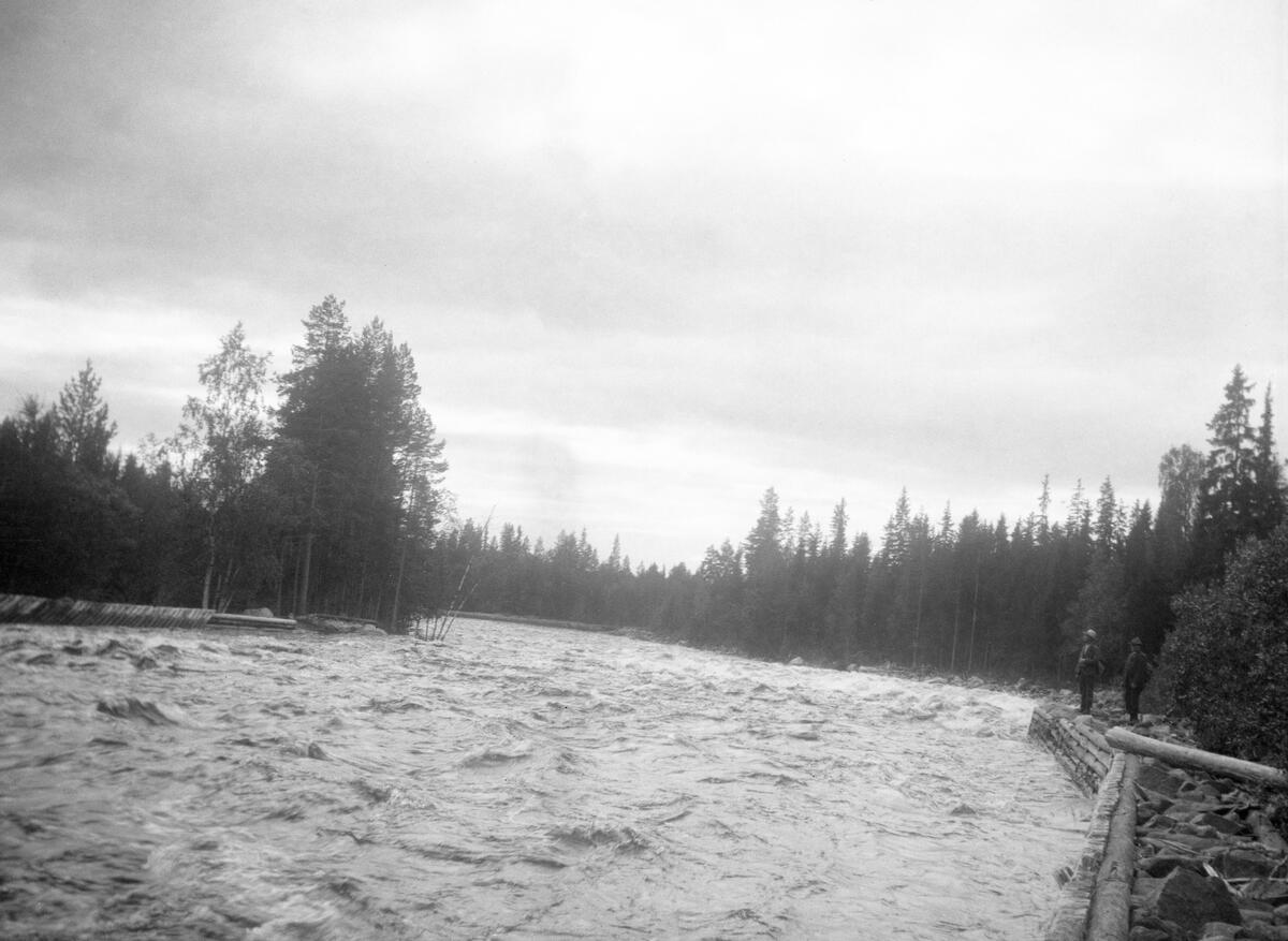 Skådam av tømmer og stein, elveløp med mye vann. Elva Søre, evt Søndre Osa, Åmot, Hedmark.