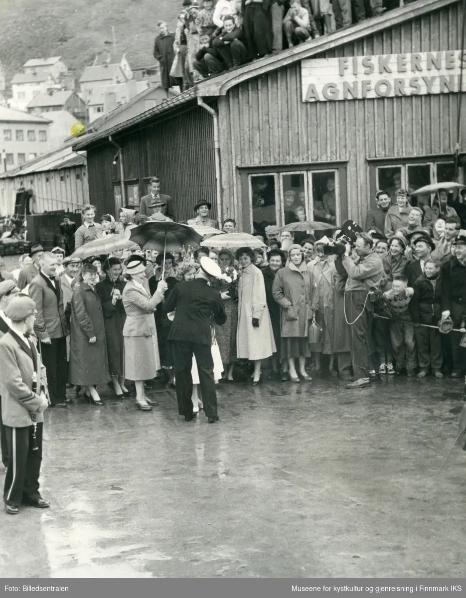 Nordkappfestivalen 1956. Nordkapp-prinsessa Greta Uttakleiv hilser på Lord Fraser of North Cape. Rachel Eilertsen holder paraplyen. 29.06.1956.