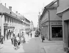 Gatuliv utmed Storgatan i Linköping. Vy från gatans skärning med Klostergatan med blicken vänd rakt österut. Bilden är odaterad men bär 1930-talets prägel. 

Anm: Fotografiet har tillskrivits Didrik von Essen (1856-1922). Detta kan av uppenbara skäl avfärdas.