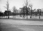 Stockholmsmotiv ur linköpingsfotografen Didrik von Essens samling. Vy över Djurgårdsslätten med teater- och evenemangshusen Cirkus och Alhambra i fonden. Odaterad bild från omkring förra sekelskiftet.