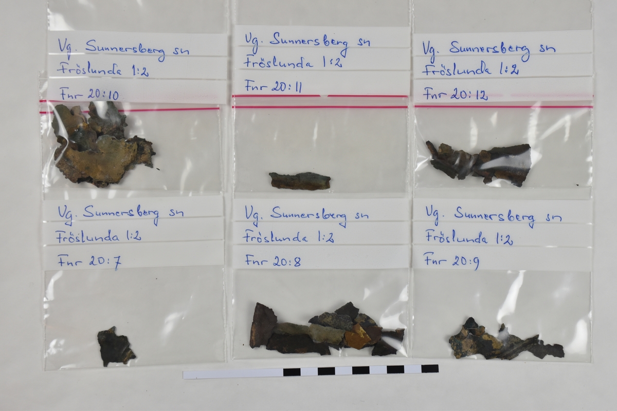 Enligt preliminär fyndförteckning:
Små fragment som inte varit möjliga att attribuera till en viss sköld. Förvaras i plastpåsar märkta nr 1-45. Innehållet i påse 43-45 är inte konserverat.