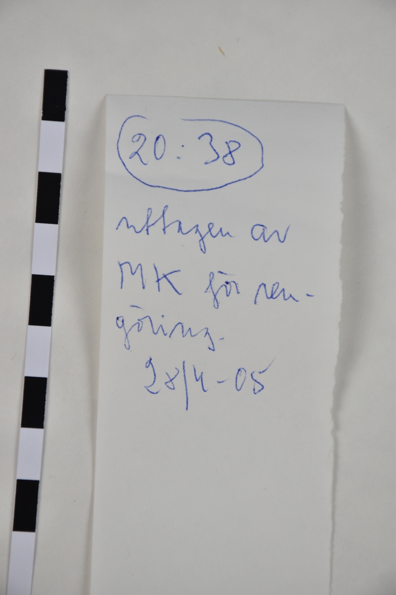 Enligt preliminär fyndförteckning:
Små fragment som inte varit möjliga att attribuera till en viss sköld. Förvaras i plastpåsar märkta nr 1-45. Innehållet i påse 43-45 är inte konserverat.