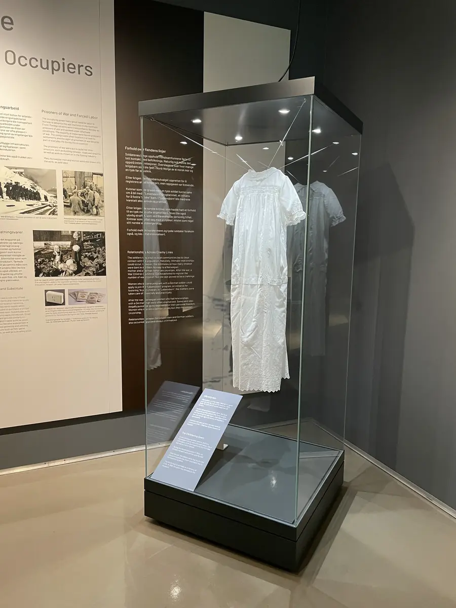 Dåpskjole med hakekors i broderiene er stilt ut i monter.