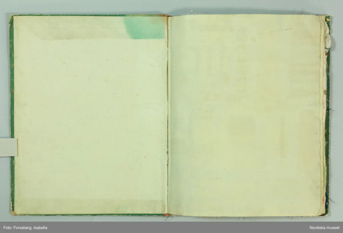 Inbunden bok med gröna pärmar och brun skinnrygg. Innehåller  11 sidor med  267 inklistrade tygprover, daterade från 1824-1858. Det är prov på främst klänningstyger använda  av kvinnorna i familjen Roos af Hjelmsäter bosatta på Rosenbergs malmgård vid Hornskroken i Stockholm, sannolikt mest från  Jeanette Wilhelmina f. 1808, gift 1843 och död 1863 . Proverna är grupperade kronologiskt, klistrade eller fastsatta med rött lack. Det är en blandning av hemvävda bomulls- och halvlinnetyger, smårutiga eller med smala mönstrade bårder av den typ som var modernt under 1820-30-talet, och bomullsripstyger med mönstrade blombårder i silke, ofta kallade västtyger, samt småmönstrade sidentyger sannolikt fabriksvävda.
68 sidenprover, 27 halvsiden, 1 tryckt siden, 64 bomullstyger, 62 tryckt bomull, 1 bolstervarstyg, bomull, 17 halvylle, 14 tryckt helylle, 2 helylle, 5 tryckt halvylle 1 linneprov, 1 sammetsprov.
 Från 1824 finns ett vitt sk. sticktyg i bomull som är en importvara. Redan bland de första sidorna från 1820-talet finns flera maskintryckta bomullstyger, vilket återkommer från varje tid och visar hur modet för tygtryck förändrades. Från 1825 och 1828 finns en mängd sidentyger  med småfiguriga mönster en del antagligen jacquardvävda. 1828 finns även en typ av tunna mönstervävda ylletyger med tryckta blommönster. 1833 prover på tunn yllemuslin med tryckta blommönster. Samt 2 prover på vita tunna maskinvävda bomullsmusliner av den typ som sannolikt importerades från England och Skottland och började spridas just kring 1830. Från 1840-talet finns inga prover.  Från 1856 finns flera jacquardvävda sidentyger och tryckta yllemusliner på både vit, svart och ljusgrön botten, dessutom enfärgade släta redgarnsylletyger från 1850-talet . Längst bak i boken skrivet: "Små profver å tyger begagnade i familjen från år 1824 till 1858.  Sophie Lagerberg" . Hon var född 1846, dotter till Jeanette Wilhelmina Roos af Hjelmsäter som tillsammans med maken Carl Julius Lagerberg var bosatt på Rörstrands porslinsfabriks område där han var anställd. Tygerna bör alltså vara prover på vad en välbärgad stockholmskvinna hade i sin garderob.
I boken finns även inklistat en vävnota med tillhörande tygprov på ett bomullstyg i tuskaft med små stiliserade blombårder vävda på 8 skaft och 5 trampor. Påskrift: Arbetat af J.W. Roos af Hjelmsäter på 1820-talet. Detta prov och flera av de andra tidiga i boken hör till den sort som lärdes ut av familjen Ekenmark på deras vävkurser på 1820-talet. Sannolikt hade Jeanette Wilhelmina deltagit i en sådan, och hon ägde också ett ex. av Ekenmarks Wäfmönsterbok. prover i boken finns  på "engelskt klädningstyg med bård af wäfda weck och faconer, stjerntyg på tvären samt mönsterbårderna nr 22, 23, 27, 35 och 37 1/2 i Mönsterbok för Unga Fruntimmer av M.C Ekenmark, samt mönstren 44, 46, 50, 51, 52 i Wäfmönsterboken. 
Att det inte finns några prover från 1840-talet kan bero på att hon då var nygift och hade småbarn och kanhända inte hann med längre. Längst bak i boken har hon klistrat in en vers hon fått av sin egen mor Sofia Gustafva RaH född Bratt från Sunne i Värmland julafton 1824:"Var glad och lycklig nu/ Din glädje tid är när:/ haf Gud i minne Du/ så blir han dig alltid kär./Gud gif dig alt gått och all god hälsa/ så wet jag att jag har bjudit til/ att skaffa dig all lärdom som i/ en god mors magt har stått/ och kom alltid ihåg hvad/ jag har med all godhet lärt dig. /Mamma d. 24 dec. 1824.
Jfr med tygprovsamling 91.897
/Berit Eldvik 2011-02-03