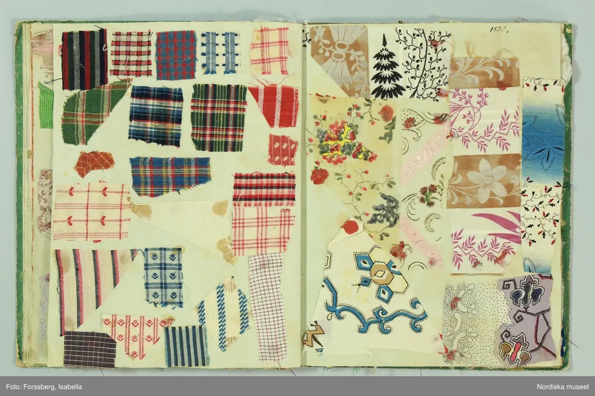 Inbunden bok med gröna pärmar och brun skinnrygg. Innehåller  11 sidor med  267 inklistrade tygprover, daterade från 1824-1858. Det är prov på främst klänningstyger använda  av kvinnorna i familjen Roos af Hjelmsäter bosatta på Rosenbergs malmgård vid Hornskroken i Stockholm, sannolikt mest från  Jeanette Wilhelmina f. 1808, gift 1843 och död 1863 . Proverna är grupperade kronologiskt, klistrade eller fastsatta med rött lack. Det är en blandning av hemvävda bomulls- och halvlinnetyger, smårutiga eller med smala mönstrade bårder av den typ som var modernt under 1820-30-talet, och bomullsripstyger med mönstrade blombårder i silke, ofta kallade västtyger, samt småmönstrade sidentyger sannolikt fabriksvävda.
68 sidenprover, 27 halvsiden, 1 tryckt siden, 64 bomullstyger, 62 tryckt bomull, 1 bolstervarstyg, bomull, 17 halvylle, 14 tryckt helylle, 2 helylle, 5 tryckt halvylle 1 linneprov, 1 sammetsprov.
 Från 1824 finns ett vitt sk. sticktyg i bomull som är en importvara. Redan bland de första sidorna från 1820-talet finns flera maskintryckta bomullstyger, vilket återkommer från varje tid och visar hur modet för tygtryck förändrades. Från 1825 och 1828 finns en mängd sidentyger  med småfiguriga mönster en del antagligen jacquardvävda. 1828 finns även en typ av tunna mönstervävda ylletyger med tryckta blommönster. 1833 prover på tunn yllemuslin med tryckta blommönster. Samt 2 prover på vita tunna maskinvävda bomullsmusliner av den typ som sannolikt importerades från England och Skottland och började spridas just kring 1830. Från 1840-talet finns inga prover.  Från 1856 finns flera jacquardvävda sidentyger och tryckta yllemusliner på både vit, svart och ljusgrön botten, dessutom enfärgade släta redgarnsylletyger från 1850-talet . Längst bak i boken skrivet: "Små profver å tyger begagnade i familjen från år 1824 till 1858.  Sophie Lagerberg" . Hon var född 1846, dotter till Jeanette Wilhelmina Roos af Hjelmsäter som tillsammans med maken Carl Julius Lagerberg var bosatt på Rörstrands porslinsfabriks område där han var anställd. Tygerna bör alltså vara prover på vad en välbärgad stockholmskvinna hade i sin garderob.
I boken finns även inklistat en vävnota med tillhörande tygprov på ett bomullstyg i tuskaft med små stiliserade blombårder vävda på 8 skaft och 5 trampor. Påskrift: Arbetat af J.W. Roos af Hjelmsäter på 1820-talet. Detta prov och flera av de andra tidiga i boken hör till den sort som lärdes ut av familjen Ekenmark på deras vävkurser på 1820-talet. Sannolikt hade Jeanette Wilhelmina deltagit i en sådan, och hon ägde också ett ex. av Ekenmarks Wäfmönsterbok. prover i boken finns  på "engelskt klädningstyg med bård af wäfda weck och faconer, stjerntyg på tvären samt mönsterbårderna nr 22, 23, 27, 35 och 37 1/2 i Mönsterbok för Unga Fruntimmer av M.C Ekenmark, samt mönstren 44, 46, 50, 51, 52 i Wäfmönsterboken. 
Att det inte finns några prover från 1840-talet kan bero på att hon då var nygift och hade småbarn och kanhända inte hann med längre. Längst bak i boken har hon klistrat in en vers hon fått av sin egen mor Sofia Gustafva RaH född Bratt från Sunne i Värmland julafton 1824:"Var glad och lycklig nu/ Din glädje tid är när:/ haf Gud i minne Du/ så blir han dig alltid kär./Gud gif dig alt gått och all god hälsa/ så wet jag att jag har bjudit til/ att skaffa dig all lärdom som i/ en god mors magt har stått/ och kom alltid ihåg hvad/ jag har med all godhet lärt dig. /Mamma d. 24 dec. 1824.
Jfr med tygprovsamling 91.897
/Berit Eldvik 2011-02-03
