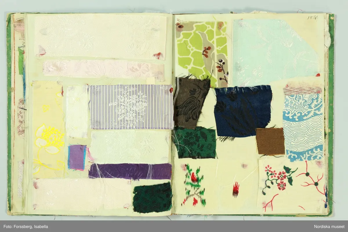 Inbunden bok med gröna pärmar och brun skinnrygg. Innehåller  11 sidor med  267 inklistrade tygprover, daterade från 1824-1858. Det är prov på främst klänningstyger använda  av kvinnorna i familjen Roos af Hjelmsäter bosatta på Rosenbergs malmgård vid Hornskroken i Stockholm, sannolikt mest från  Jeanette Wilhelmina f. 1808, gift 1843 och död 1863 . Proverna är grupperade kronologiskt, klistrade eller fastsatta med rött lack. Det är en blandning av hemvävda bomulls- och halvlinnetyger, smårutiga eller med smala mönstrade bårder av den typ som var modernt under 1820-30-talet, och bomullsripstyger med mönstrade blombårder i silke, ofta kallade västtyger, samt småmönstrade sidentyger sannolikt fabriksvävda.
68 sidenprover, 27 halvsiden, 1 tryckt siden, 64 bomullstyger, 62 tryckt bomull, 1 bolstervarstyg, bomull, 17 halvylle, 14 tryckt helylle, 2 helylle, 5 tryckt halvylle 1 linneprov, 1 sammetsprov.
 Från 1824 finns ett vitt sk. sticktyg i bomull som är en importvara. Redan bland de första sidorna från 1820-talet finns flera maskintryckta bomullstyger, vilket återkommer från varje tid och visar hur modet för tygtryck förändrades. Från 1825 och 1828 finns en mängd sidentyger  med småfiguriga mönster en del antagligen jacquardvävda. 1828 finns även en typ av tunna mönstervävda ylletyger med tryckta blommönster. 1833 prover på tunn yllemuslin med tryckta blommönster. Samt 2 prover på vita tunna maskinvävda bomullsmusliner av den typ som sannolikt importerades från England och Skottland och började spridas just kring 1830. Från 1840-talet finns inga prover.  Från 1856 finns flera jacquardvävda sidentyger och tryckta yllemusliner på både vit, svart och ljusgrön botten, dessutom enfärgade släta redgarnsylletyger från 1850-talet . Längst bak i boken skrivet: "Små profver å tyger begagnade i familjen från år 1824 till 1858.  Sophie Lagerberg" . Hon var född 1846, dotter till Jeanette Wilhelmina Roos af Hjelmsäter som tillsammans med maken Carl Julius Lagerberg var bosatt på Rörstrands porslinsfabriks område där han var anställd. Tygerna bör alltså vara prover på vad en välbärgad stockholmskvinna hade i sin garderob.
I boken finns även inklistat en vävnota med tillhörande tygprov på ett bomullstyg i tuskaft med små stiliserade blombårder vävda på 8 skaft och 5 trampor. Påskrift: Arbetat af J.W. Roos af Hjelmsäter på 1820-talet. Detta prov och flera av de andra tidiga i boken hör till den sort som lärdes ut av familjen Ekenmark på deras vävkurser på 1820-talet. Sannolikt hade Jeanette Wilhelmina deltagit i en sådan, och hon ägde också ett ex. av Ekenmarks Wäfmönsterbok. prover i boken finns  på "engelskt klädningstyg med bård af wäfda weck och faconer, stjerntyg på tvären samt mönsterbårderna nr 22, 23, 27, 35 och 37 1/2 i Mönsterbok för Unga Fruntimmer av M.C Ekenmark, samt mönstren 44, 46, 50, 51, 52 i Wäfmönsterboken. 
Att det inte finns några prover från 1840-talet kan bero på att hon då var nygift och hade småbarn och kanhända inte hann med längre. Längst bak i boken har hon klistrat in en vers hon fått av sin egen mor Sofia Gustafva RaH född Bratt från Sunne i Värmland julafton 1824:"Var glad och lycklig nu/ Din glädje tid är när:/ haf Gud i minne Du/ så blir han dig alltid kär./Gud gif dig alt gått och all god hälsa/ så wet jag att jag har bjudit til/ att skaffa dig all lärdom som i/ en god mors magt har stått/ och kom alltid ihåg hvad/ jag har med all godhet lärt dig. /Mamma d. 24 dec. 1824.
Jfr med tygprovsamling 91.897
/Berit Eldvik 2011-02-03