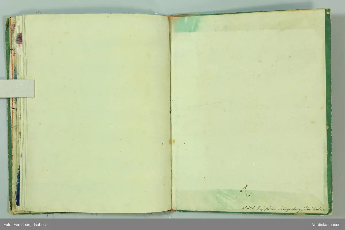 Inbunden bok med gröna pärmar och brun skinnrygg. Innehåller  11 sidor med  267 inklistrade tygprover, daterade från 1824-1858. Det är prov på främst klänningstyger använda  av kvinnorna i familjen Roos af Hjelmsäter bosatta på Rosenbergs malmgård vid Hornskroken i Stockholm, sannolikt mest från  Jeanette Wilhelmina f. 1808, gift 1843 och död 1863 . Proverna är grupperade kronologiskt, klistrade eller fastsatta med rött lack. Det är en blandning av hemvävda bomulls- och halvlinnetyger, smårutiga eller med smala mönstrade bårder av den typ som var modernt under 1820-30-talet, och bomullsripstyger med mönstrade blombårder i silke, ofta kallade västtyger, samt småmönstrade sidentyger sannolikt fabriksvävda.
68 sidenprover, 27 halvsiden, 1 tryckt siden, 64 bomullstyger, 62 tryckt bomull, 1 bolstervarstyg, bomull, 17 halvylle, 14 tryckt helylle, 2 helylle, 5 tryckt halvylle 1 linneprov, 1 sammetsprov.
 Från 1824 finns ett vitt sk. sticktyg i bomull som är en importvara. Redan bland de första sidorna från 1820-talet finns flera maskintryckta bomullstyger, vilket återkommer från varje tid och visar hur modet för tygtryck förändrades. Från 1825 och 1828 finns en mängd sidentyger  med småfiguriga mönster en del antagligen jacquardvävda. 1828 finns även en typ av tunna mönstervävda ylletyger med tryckta blommönster. 1833 prover på tunn yllemuslin med tryckta blommönster. Samt 2 prover på vita tunna maskinvävda bomullsmusliner av den typ som sannolikt importerades från England och Skottland och började spridas just kring 1830. Från 1840-talet finns inga prover.  Från 1856 finns flera jacquardvävda sidentyger och tryckta yllemusliner på både vit, svart och ljusgrön botten, dessutom enfärgade släta redgarnsylletyger från 1850-talet . Längst bak i boken skrivet: "Små profver å tyger begagnade i familjen från år 1824 till 1858.  Sophie Lagerberg" . Hon var född 1846, dotter till Jeanette Wilhelmina Roos af Hjelmsäter som tillsammans med maken Carl Julius Lagerberg var bosatt på Rörstrands porslinsfabriks område där han var anställd. Tygerna bör alltså vara prover på vad en välbärgad stockholmskvinna hade i sin garderob.
I boken finns även inklistat en vävnota med tillhörande tygprov på ett bomullstyg i tuskaft med små stiliserade blombårder vävda på 8 skaft och 5 trampor. Påskrift: Arbetat af J.W. Roos af Hjelmsäter på 1820-talet. Detta prov och flera av de andra tidiga i boken hör till den sort som lärdes ut av familjen Ekenmark på deras vävkurser på 1820-talet. Sannolikt hade Jeanette Wilhelmina deltagit i en sådan, och hon ägde också ett ex. av Ekenmarks Wäfmönsterbok. prover i boken finns  på "engelskt klädningstyg med bård af wäfda weck och faconer, stjerntyg på tvären samt mönsterbårderna nr 22, 23, 27, 35 och 37 1/2 i Mönsterbok för Unga Fruntimmer av M.C Ekenmark, samt mönstren 44, 46, 50, 51, 52 i Wäfmönsterboken. 
Att det inte finns några prover från 1840-talet kan bero på att hon då var nygift och hade småbarn och kanhända inte hann med längre. Längst bak i boken har hon klistrat in en vers hon fått av sin egen mor Sofia Gustafva RaH född Bratt från Sunne i Värmland julafton 1824:"Var glad och lycklig nu/ Din glädje tid är när:/ haf Gud i minne Du/ så blir han dig alltid kär./Gud gif dig alt gått och all god hälsa/ så wet jag att jag har bjudit til/ att skaffa dig all lärdom som i/ en god mors magt har stått/ och kom alltid ihåg hvad/ jag har med all godhet lärt dig. /Mamma d. 24 dec. 1824.
Jfr med tygprovsamling 91.897
/Berit Eldvik 2011-02-03