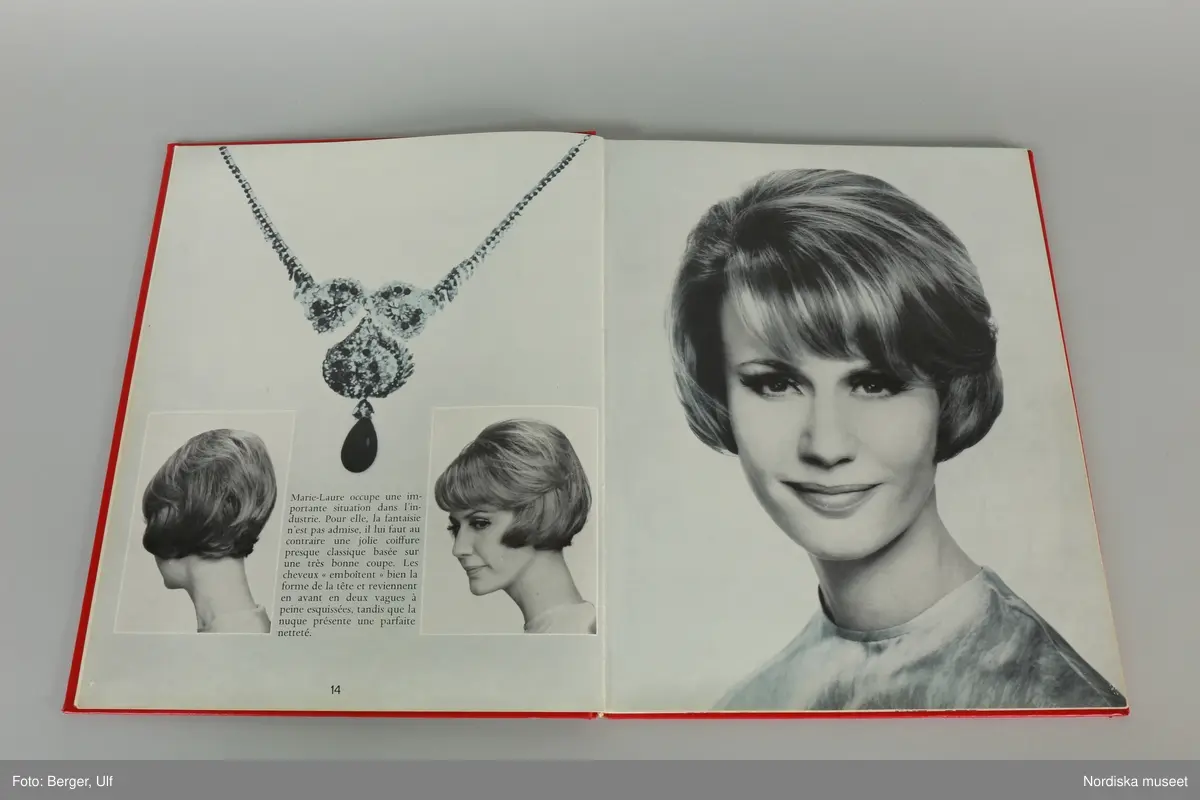Huvudliggaren:
"a-b.
Album, 2 st, med modefrisyrer; a) röda pärmar, ovalt foto av kvinna; i guldfärg '30 Coiffures de Paris, Mode 1965 L' Oréal de Paris'; färg- och svartvita foton av 30 olika frisyrer; b) blå pärmar, grön dekor, text i vitt samma ss föreg., men från 1966. Mått 24,5 x 30,5 cm. Från Meeths skönhetssalong, Sthlm, 1965-66. G. 13/2 1970 av fröken Inga Lill Pehrsson, Stockholm."