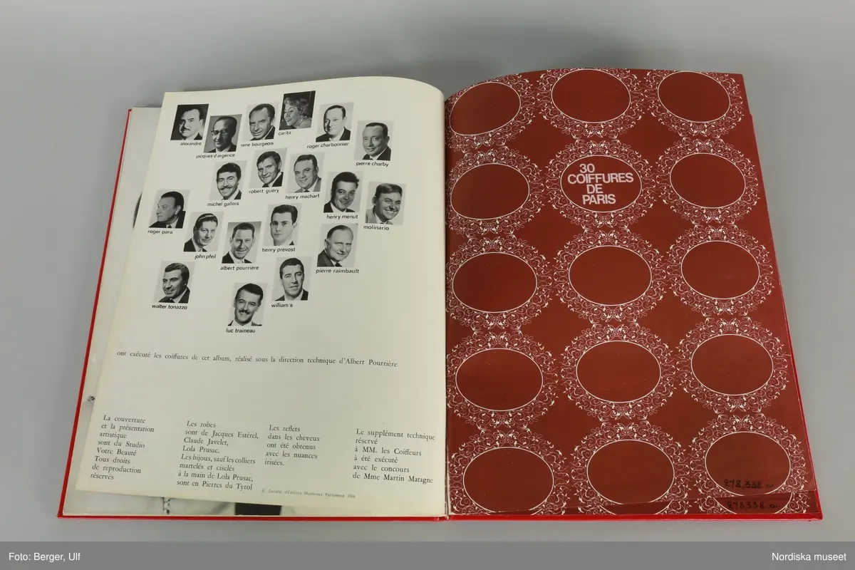 Huvudliggaren:
"a-b.
Album, 2 st, med modefrisyrer; a) röda pärmar, ovalt foto av kvinna; i guldfärg '30 Coiffures de Paris, Mode 1965 L' Oréal de Paris'; färg- och svartvita foton av 30 olika frisyrer; b) blå pärmar, grön dekor, text i vitt samma ss föreg., men från 1966. Mått 24,5 x 30,5 cm. Från Meeths skönhetssalong, Sthlm, 1965-66. G. 13/2 1970 av fröken Inga Lill Pehrsson, Stockholm."