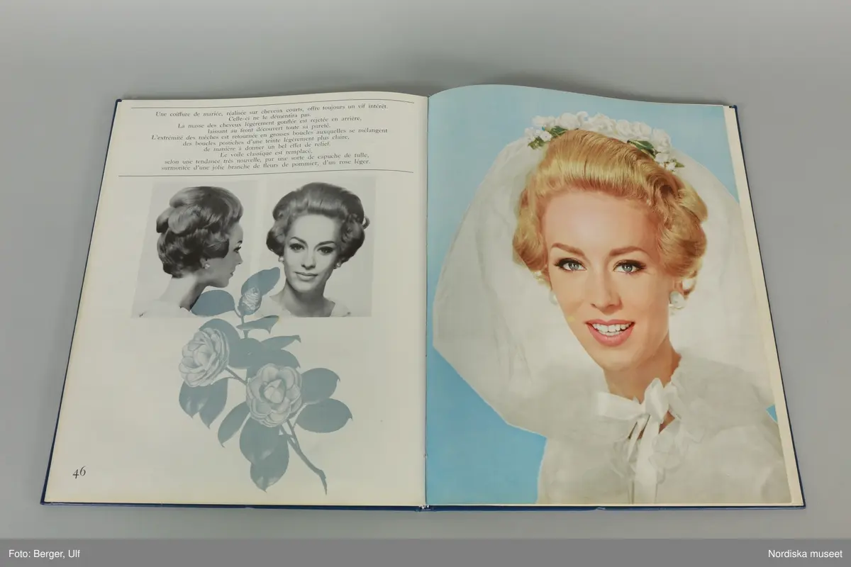 Huvudliggaren:
"a-b.
Album, 2 st, med modefrisyrer; a) röda pärmar, ovalt foto av kvinna; i guldfärg '30 Coiffures de Paris, Mode 1965 L' Oréal de Paris'; färg- och svartvita foton av 30 olika frisyrer; b) blå pärmar, grön dekor, text i vitt samma ss föreg., men från 1966. Mått 24,5 x 30,5 cm. Från Meeths skönhetssalong, Sthlm, 1965-66. G. 13/2 1970 av fröken Inga Lill Pehrsson, Stockholm."