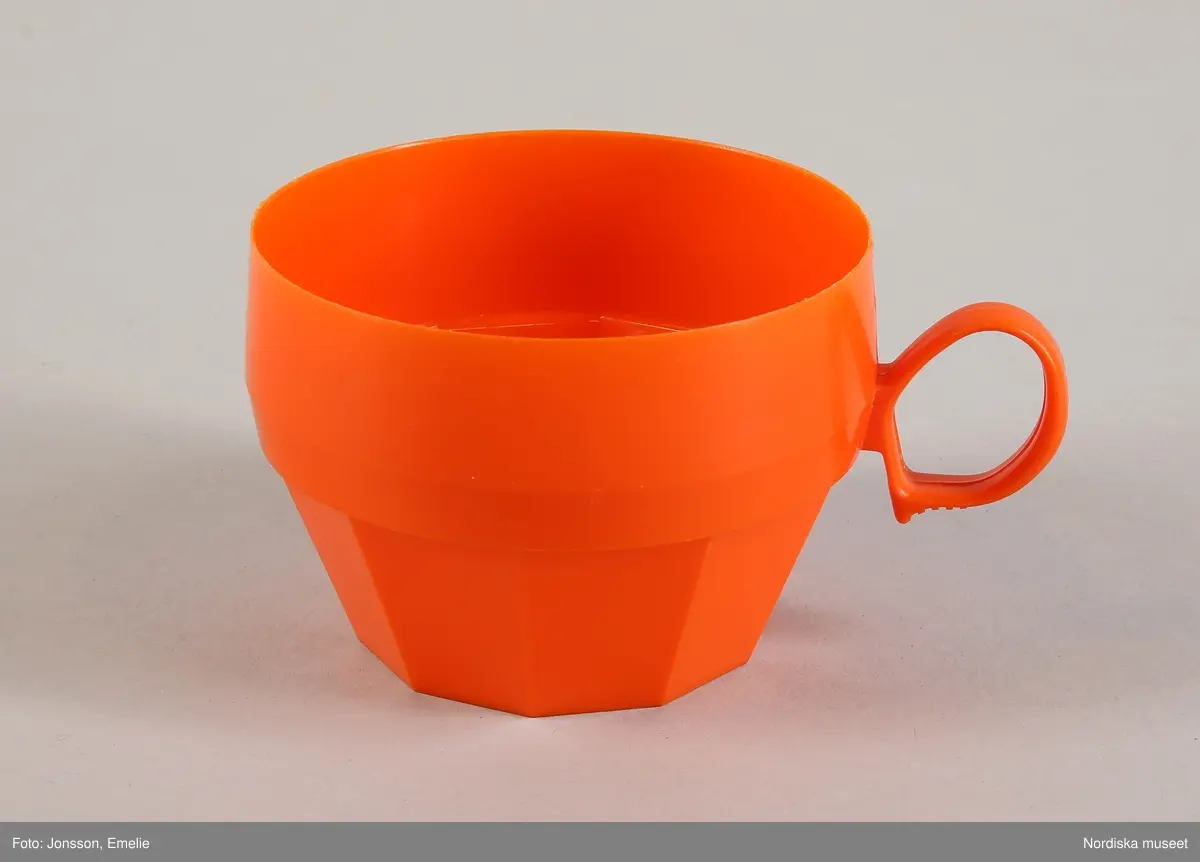 Materialet i greppen är troligen etenplast enligt konservator Thea Winther 2010.