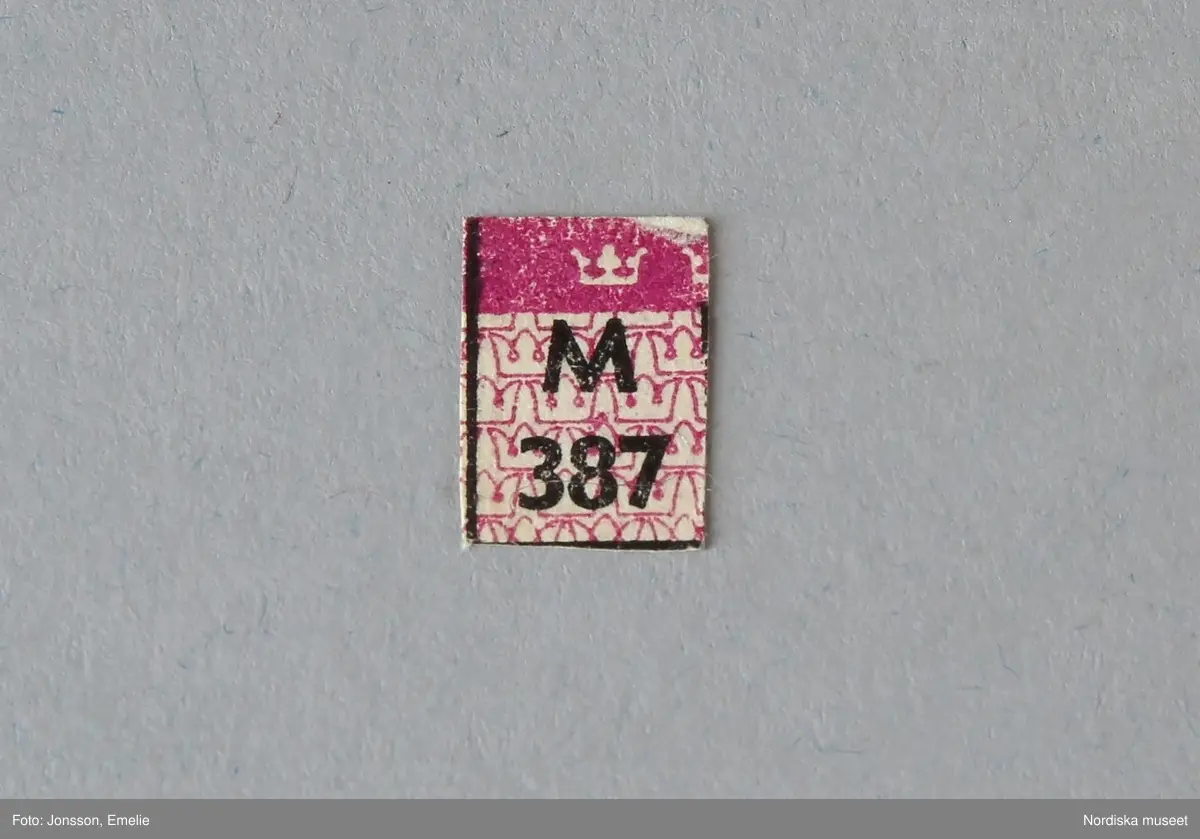 a) Plånbok av papp med spiralrygg av metall, för förvaring av ransoneringskort. I plånboken ligger b:1-51) 51 kort eller delar av ransoneringkort, c:1-7) 7 mindre fragment/rutor av ransoneringskort samt d:1-2) personkort och e) bilaga till personkort.
Givaren har bifogat f:1-9) kortare beskrivning av de respektive korten. Beskrivningarna förvaras i plånboken.
/Cecilia Hammarsten-Larsson 2019