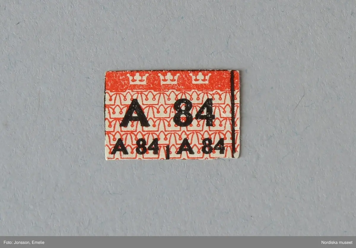a) Plånbok av papp med spiralrygg av metall, för förvaring av ransoneringskort. I plånboken ligger b:1-51) 51 kort eller delar av ransoneringkort, c:1-7) 7 mindre fragment/rutor av ransoneringskort samt d:1-2) personkort och e) bilaga till personkort.
Givaren har bifogat f:1-9) kortare beskrivning av de respektive korten. Beskrivningarna förvaras i plånboken.
/Cecilia Hammarsten-Larsson 2019