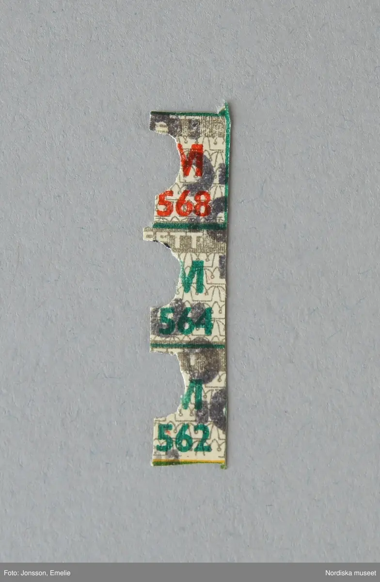 a) Plånbok av papp med spiralrygg av metall, för förvaring av ransoneringskort. I plånboken ligger b:1-51) 51 kort eller delar av ransoneringkort, c:1-7) 7 mindre fragment/rutor av ransoneringskort samt d:1-2) personkort och e) bilaga till personkort.
Givaren har bifogat f:1-9) kortare beskrivning av de respektive korten. Beskrivningarna förvaras i plånboken.
/Cecilia Hammarsten-Larsson 2019