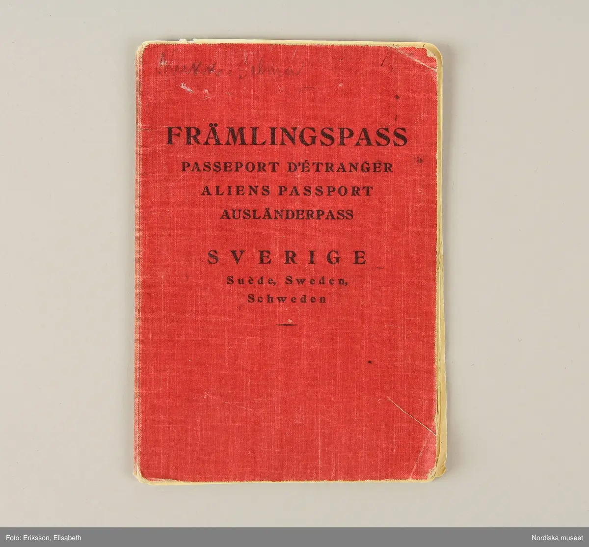 Främlingspass utfärdat av Statens Utlänningskommission nr 16410/44 den 6 november 1944. Rött linneband med tryckt text i svart "Främlingspass, Passeport D' Étranger, Aliens Passport, Ausländerpass, Sverige, Suède, Sweden, Schweden", "Stockholm 1944, Boktr. P. A. Norstedts & Söner". Innehåller 24 sidor varav 16 med personuppgifter, signalement, fotografi och stämplade och signerade uppehållsviseringar.
I passet anges "Innehavaren av detta pass är icke Svensk undersåte. Passet berättigar honom icke att av svenska utlandsmyndigheter åtnjuta skydd och bistånd." Passet gäller inte heller för återresa till Sverige om man lämnar landet. 
Vidare står angivet att "Visering beviljad under förutsättning att passinnehavaren icke i Sverige tager del i politisk propaganda." Passet gäller inte heller för "...vistelse inom för utlänningar förbjudna områden, ej heller inom Stockholms stad, Stockholms län, Göteborg eller Malmö." 
/Ulla-Karin Warberg 2023-06-16