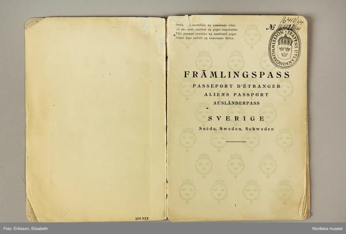 Främlingspass utfärdat av Statens Utlänningskommission nr 16410/44 den 6 november 1944. Rött linneband med tryckt text i svart "Främlingspass, Passeport D' Étranger, Aliens Passport, Ausländerpass, Sverige, Suède, Sweden, Schweden", "Stockholm 1944, Boktr. P. A. Norstedts & Söner". Innehåller 24 sidor varav 16 med personuppgifter, signalement, fotografi och stämplade och signerade uppehållsviseringar.
I passet anges "Innehavaren av detta pass är icke Svensk undersåte. Passet berättigar honom icke att av svenska utlandsmyndigheter åtnjuta skydd och bistånd." Passet gäller inte heller för återresa till Sverige om man lämnar landet. 
Vidare står angivet att "Visering beviljad under förutsättning att passinnehavaren icke i Sverige tager del i politisk propaganda." Passet gäller inte heller för "...vistelse inom för utlänningar förbjudna områden, ej heller inom Stockholms stad, Stockholms län, Göteborg eller Malmö." 
/Ulla-Karin Warberg 2023-06-16