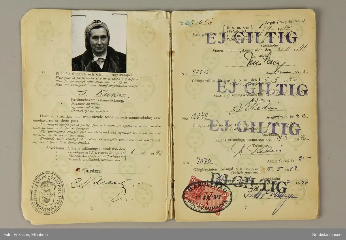 Främlingspass utfärdat av Statens Utlänningskommission nr 16410/44 den 6 november 1944. Rött linneband med tryckt text i svart "Främlingspass, Passeport D' Étranger, Aliens Passport, Ausländerpass, Sverige, Suède, Sweden, Schweden", "Stockholm 1944, Boktr. P. A. Norstedts & Söner". Innehåller 24 sidor varav 16 med personuppgifter, signalement, fotografi och stämplade och signerade uppehållsviseringar.
I passet anges "Innehavaren av detta pass är icke Svensk undersåte. Passet berättigar honom icke att av svenska utlandsmyndigheter åtnjuta skydd och bistånd." Passet gäller inte heller för återresa till Sverige om man lämnar landet. 
Vidare står angivet att "Visering beviljad under förutsättning att passinnehavaren icke i Sverige tager del i politisk propaganda." Passet gäller inte heller för "...vistelse inom för utlänningar förbjudna områden, ej heller inom Stockholms stad, Stockholms län, Göteborg eller Malmö." 
/Ulla-Karin Warberg 2023-06-16