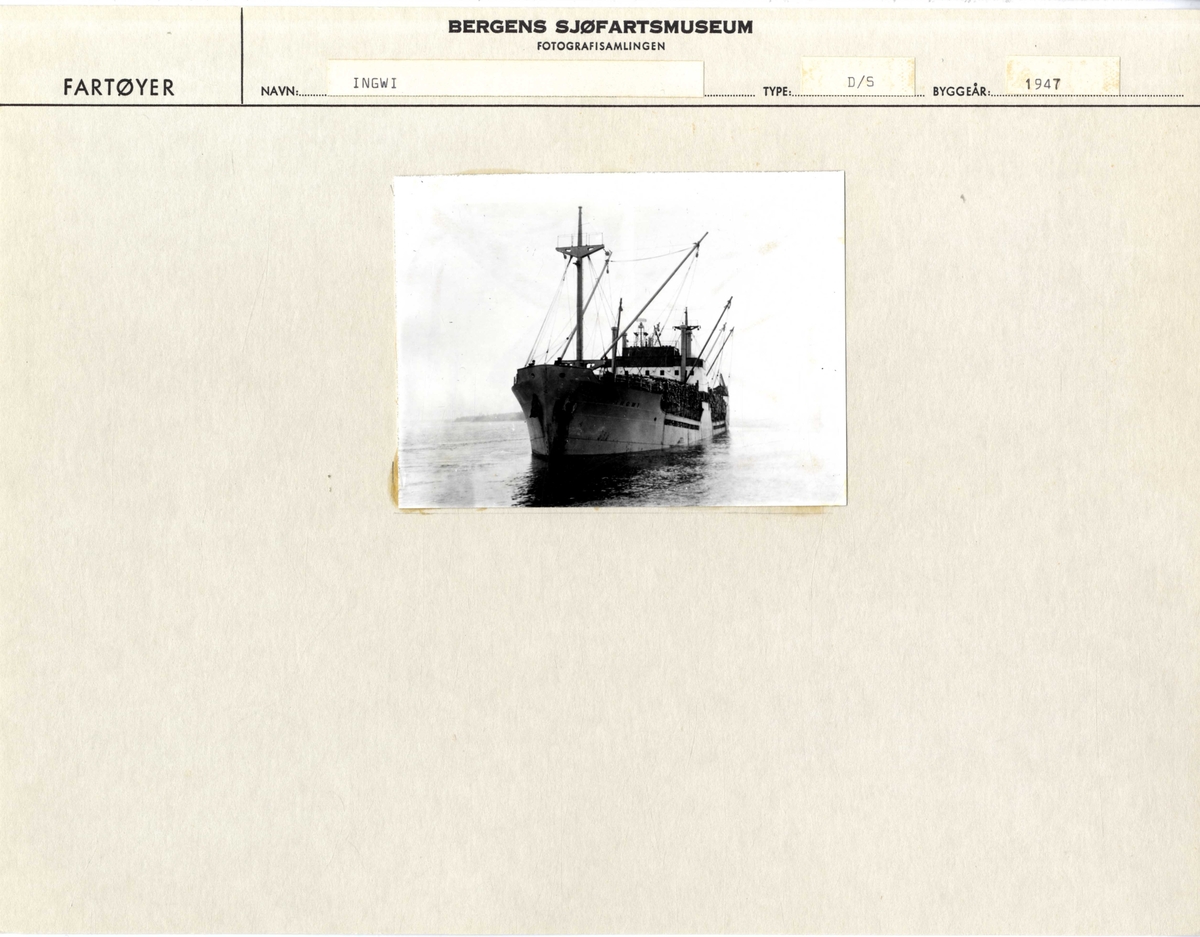 DS INGWI (1947) I nærheten av land.