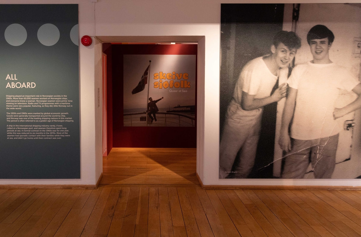 Dokumentasjonsfoto fra den midlertidige utstillingen "Skeive sjøfolk", Bergens Sjøfartsmuseum 28.10.2022-31.12.2023.