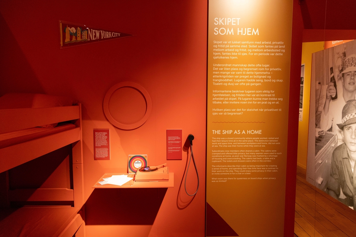 Dokumentasjonsfoto fra den midlertidige utstillingen "Skeive sjøfolk", Bergens Sjøfartsmuseum 28.10.2022-31.12.2023.
