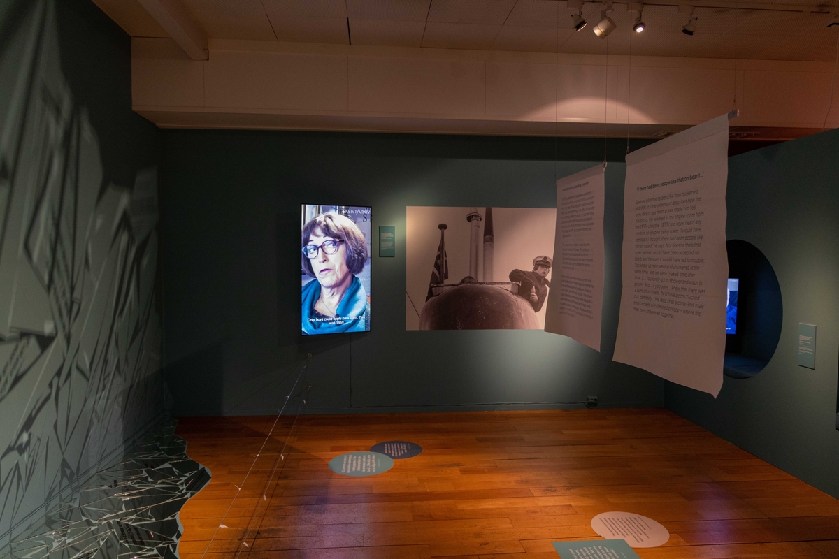 Dokumentasjonsfoto fra den midlertidige utstillingen "Skeive sjøfolk", Bergens Sjøfartsmuseum 28.10.2022-31.12.2023.