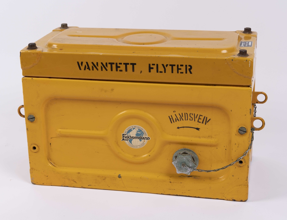 Nødradio. Komplett livbåtsender med hånddrevet dymamo. I vanntett rektangulær beholder av metall med lokk festet med fire skruer. Bærehåndtak med gummibelegg på kortsidene. Inneholder antenne, sveiv, høretelefon, bruksanvisning, metallspole, notatblokk med blyant mm.  Benyttet ombord på MS NORMA til livbåtene SM 108 KN2a  fra 1964 til 1970. Ligger et dokument med kontrollstempel inne i lokk.