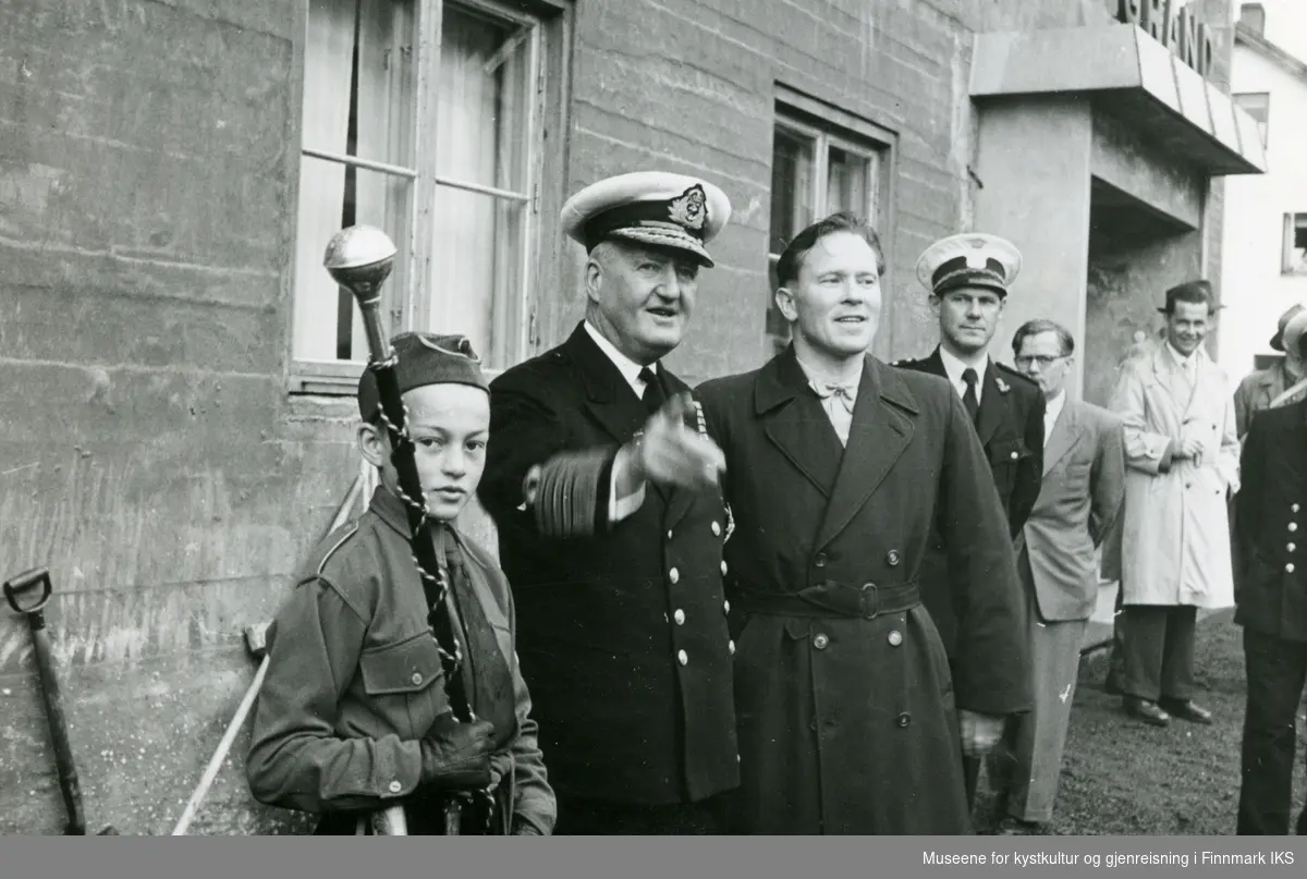 Nordkappfestivalen 1956. Utenfor Grand Hotell. Fra venstre: Helge Floer, Lord Fraser of North Cape, Thormod Olsen og politioverbetjent Rolf W. Olsen.