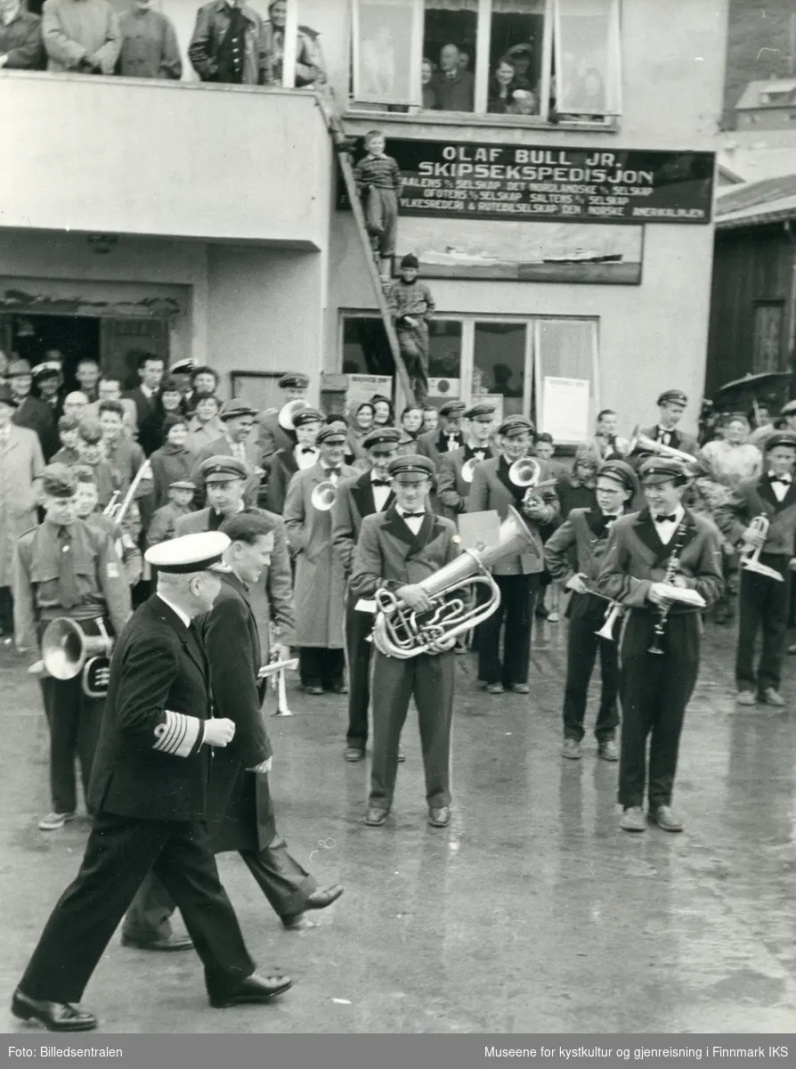 Nordkappfestivalen 1956. HMF utenfor Havnebygget. Mennene i forgrunnen er Lord Fraser of North Cape og Thormod Olsen. 29.06.1956.